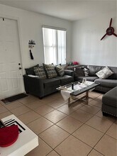 11031 SW 246th St in Princeton, FL - Foto de edificio - Building Photo