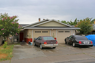 Clover Manor in Sacramento, CA - Building Photo - Building Photo