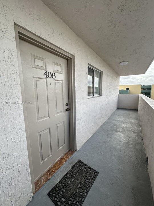 6091 W 22nd Ct in Hialeah, FL - Building Photo