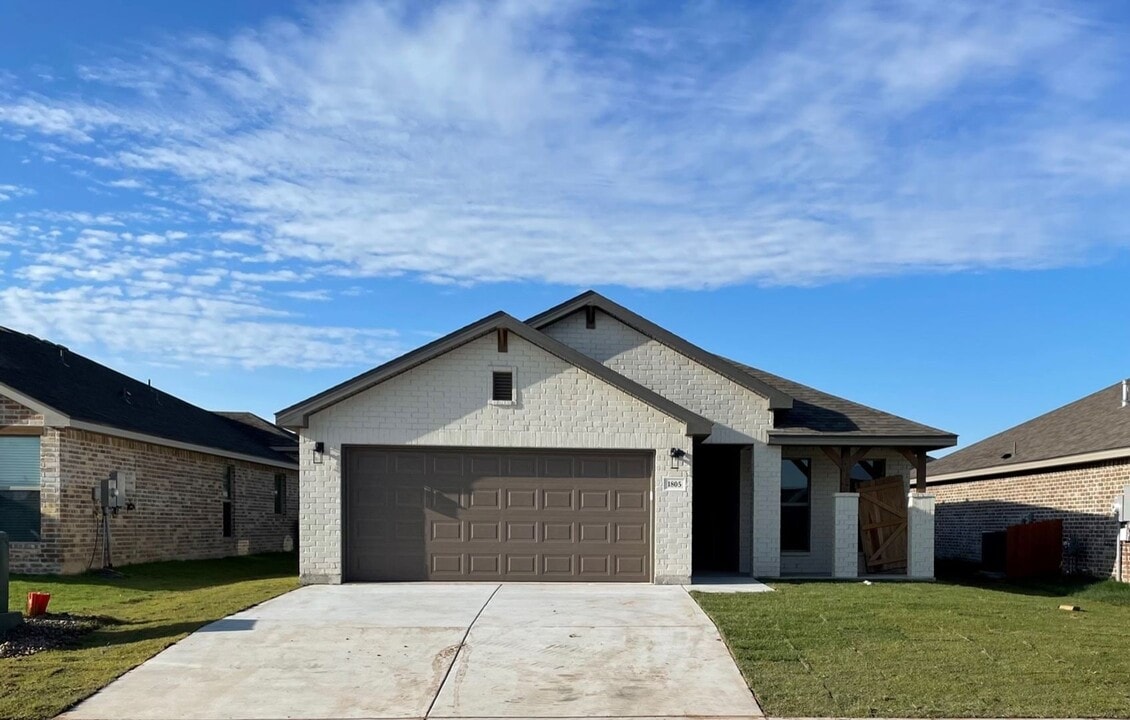 1805 Moon River Rd in Amarillo, TX - Foto de edificio