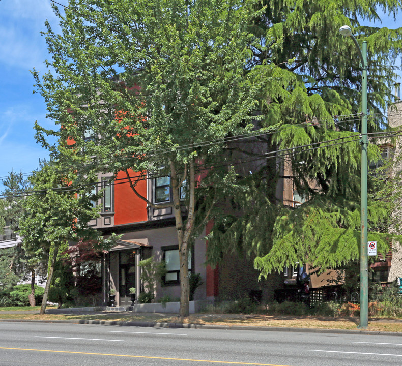 833 E Broadway in Vancouver, BC - Building Photo