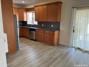 20 Frost Pond Rd-Unit -Lower in Glen Cove, NY - Building Photo - Building Photo