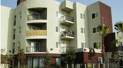 Villas Las Americas in Panorama City, CA - Building Photo - Building Photo