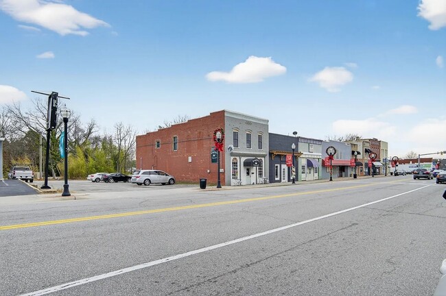 124 N Mecklenburg Ave in South Hill, VA - Building Photo - Building Photo