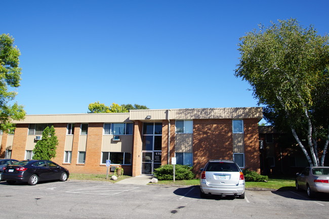 Tiki Apartments in Bloomington, MN - Foto de edificio - Building Photo