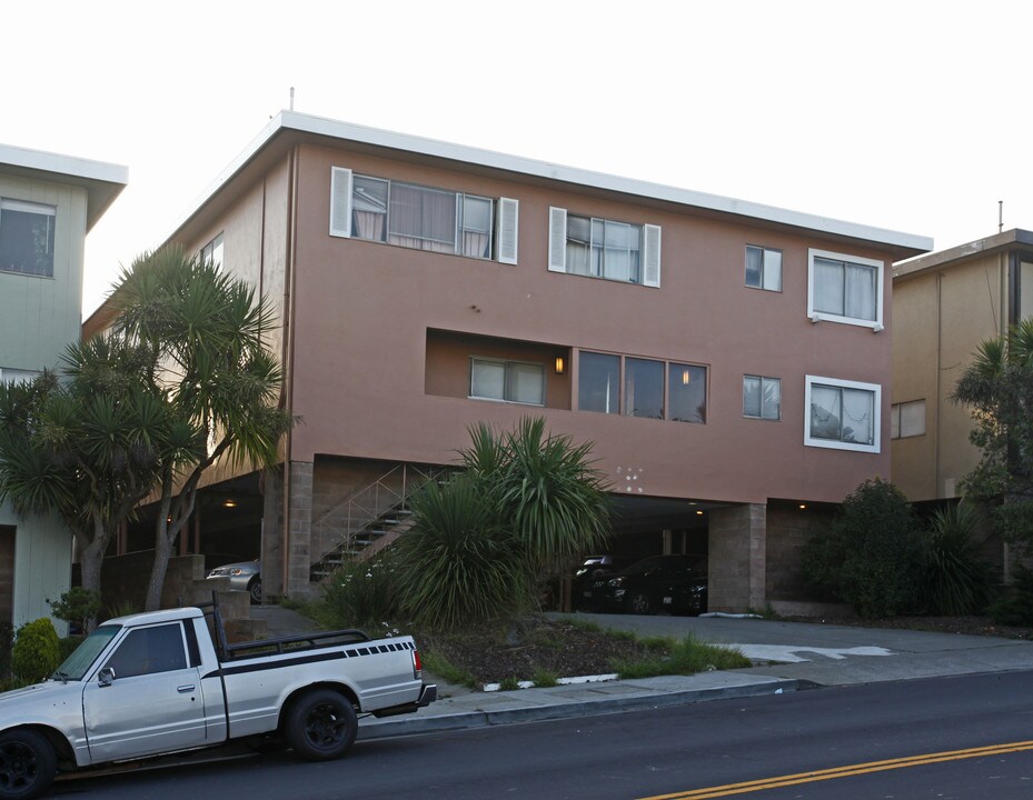 1525 Sullivan Ave in Daly City, CA - Building Photo