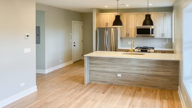 2535 N Campbell Ave, Unit 2535-3