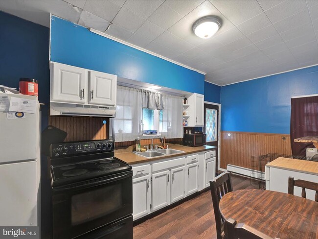 211 Lincoln Ave in Schuylkill Haven, PA - Foto de edificio - Building Photo