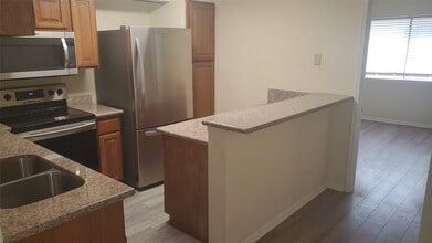 2425 Holly Hall St in Houston, TX - Foto de edificio - Building Photo