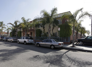 6734 Bakman Ave in North Hollywood, CA - Building Photo - Building Photo