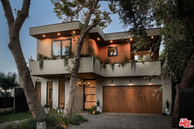 13229 Hesby St in Los Angeles, CA - Building Photo - Building Photo