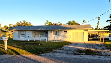 233 Magellan Dr in Sarasota, FL - Building Photo - Building Photo