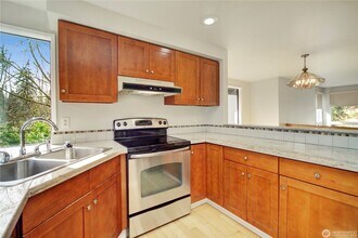 17355 NE 17th Pl in Bellevue, WA - Building Photo - Building Photo