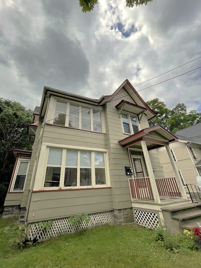 517 W Gray St, Unit A in Elmira, NY - Building Photo - Building Photo