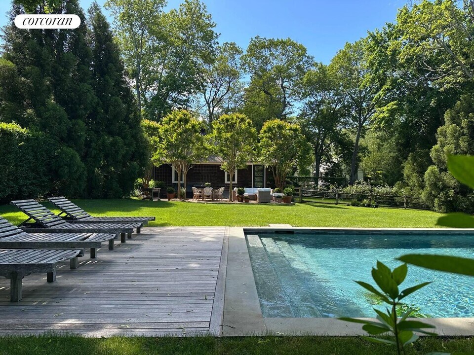 19 Harrison St in Sag Harbor, NY - Building Photo