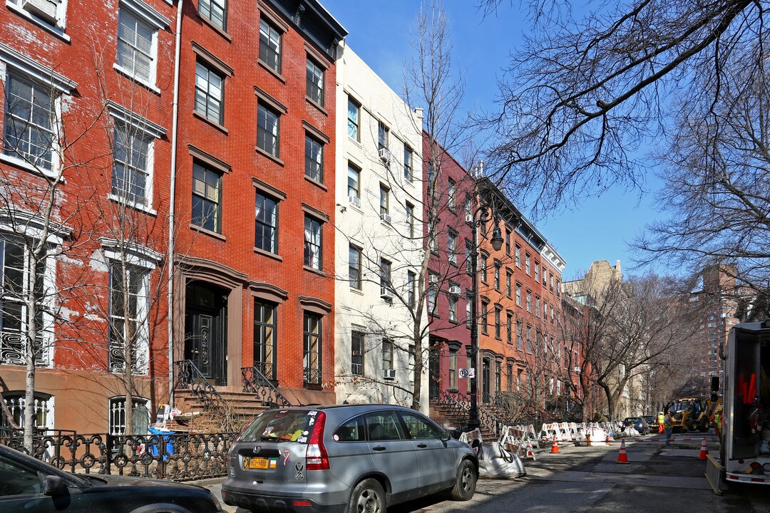 21 Bank St in New York, NY - Building Photo