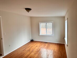 15 Cottage Rd in Hopewell Junction, NY - Foto de edificio - Building Photo