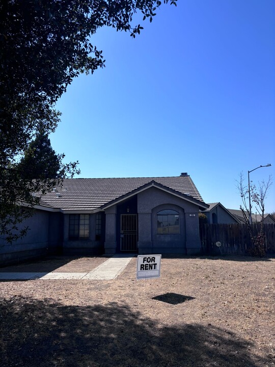 296 N Jasmine Ave in Clovis, CA - Building Photo