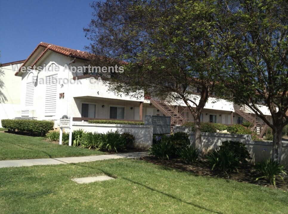 Westside Apartments in Fallbrook, CA - Foto de edificio