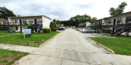 5261 Alhambra Dr in Pine Hills, FL - Foto de edificio - Building Photo