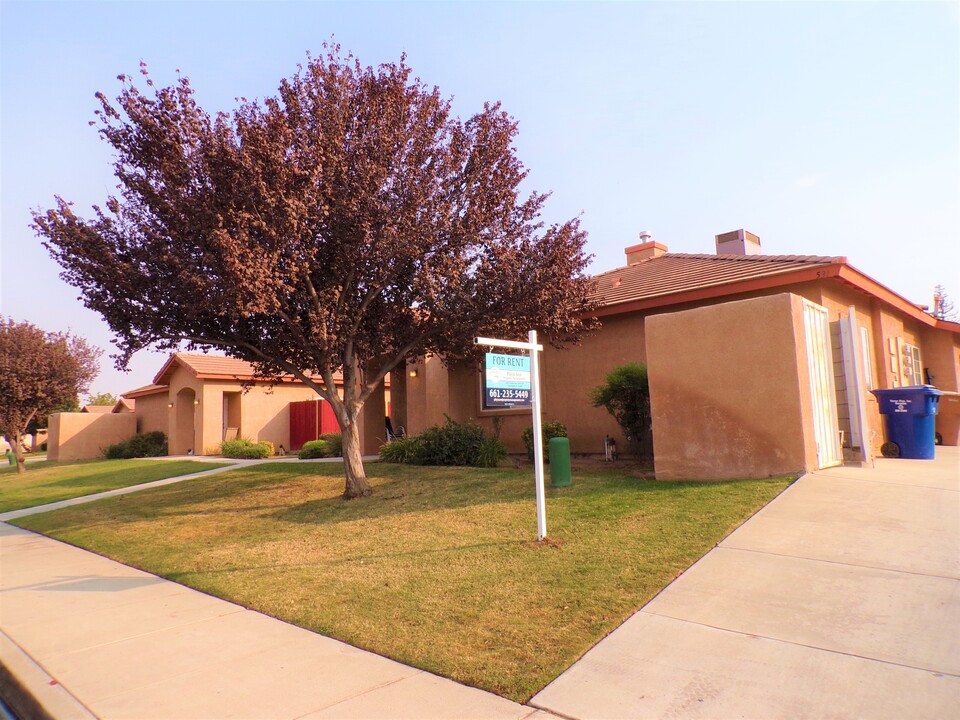 531 Yellow Meadow Ct in Bakersfield, CA - Building Photo