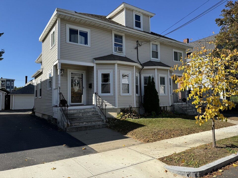 35 Royal St in Quincy, MA - Foto de edificio