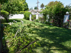 14936 Camarillo St in Sherman Oaks, CA - Foto de edificio - Building Photo