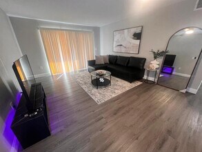 5349 Vineland Rd in Orlando, FL - Building Photo - Building Photo