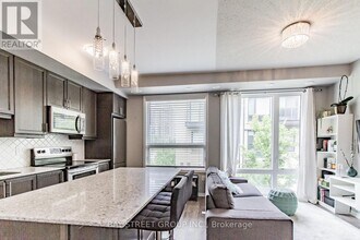 32 Fieldway Rd in Toronto, ON - Building Photo - Building Photo