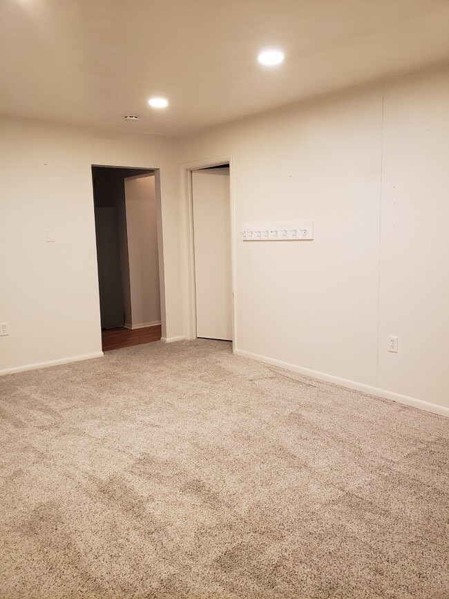 10477 Sprinkle Rd, Unit 2 in Vicksburg, MI - Foto de edificio - Building Photo