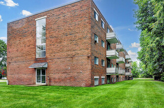 Olympia Court Apartments in Cambridge, ON - Building Photo - Building Photo