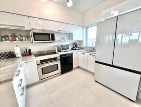 601 NE 36th St, Unit 1703 in Miami, FL - Building Photo - Building Photo