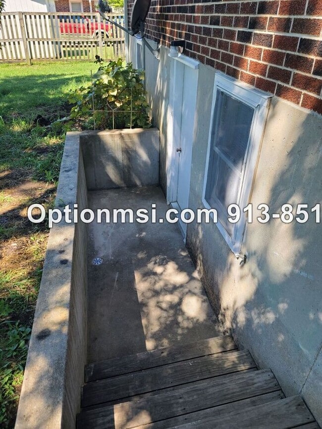 1009 Locust St in Harrisonville, MO - Building Photo - Building Photo