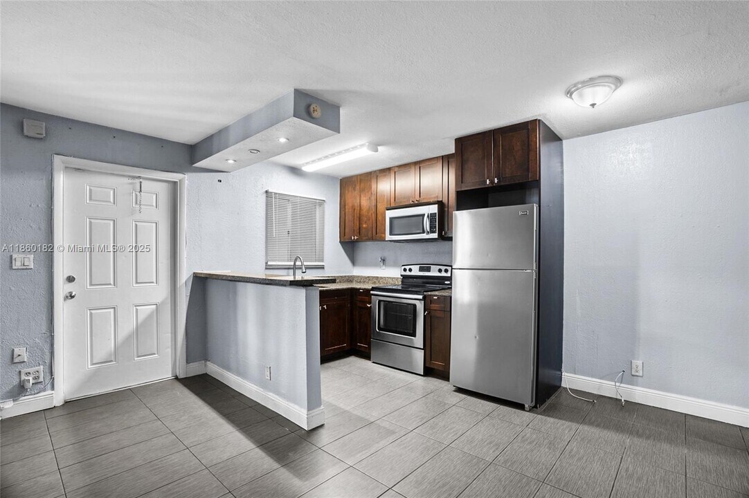 37 SW 14th St in Dania Beach, FL - Building Photo