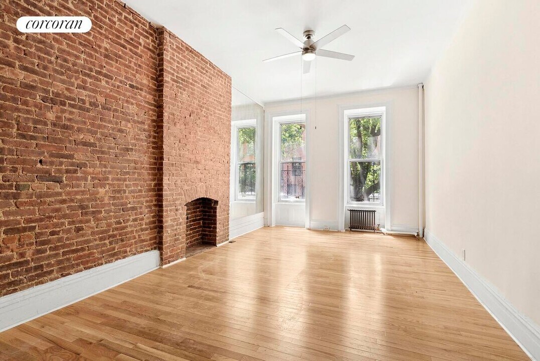 423 E 84th St in New York, NY - Building Photo