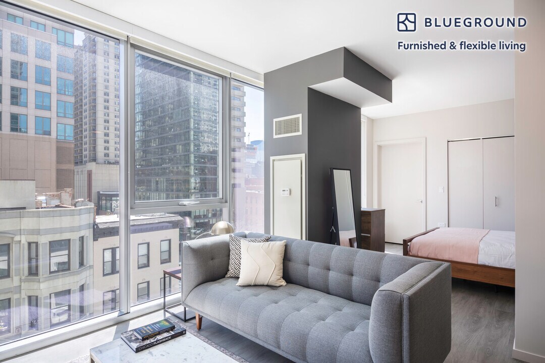 8 E Huron St-Unit -FL5-ID72 in Chicago, IL - Foto de edificio