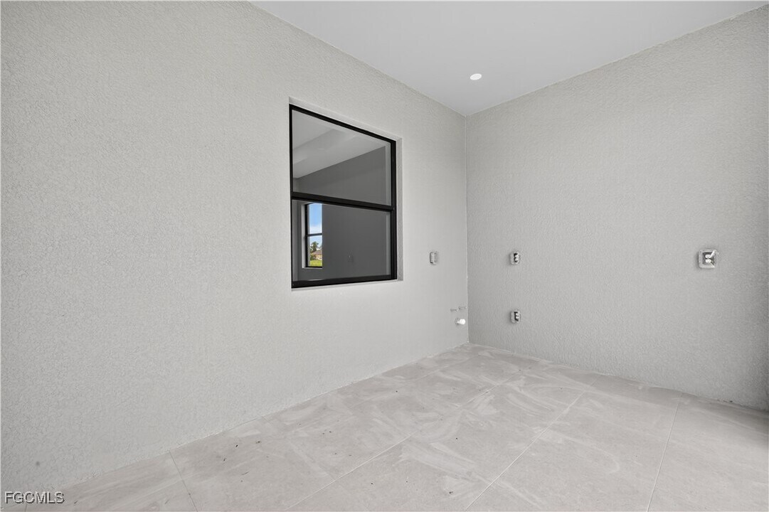 801 Douglas Ave N in Lehigh Acres, FL - Building Photo
