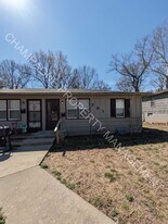 701-703 Deweese St in Grandview, MO - Building Photo