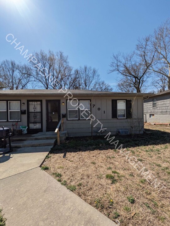 701-703 Deweese St in Grandview, MO - Building Photo