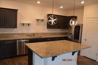 917 Somerset Way in Patterson, CA - Foto de edificio - Building Photo