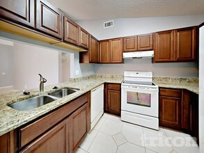 10516 Parkcrest Dr in Tampa, FL - Building Photo - Building Photo