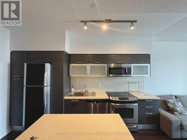 386 Yonge St in Toronto, ON - Building Photo - Building Photo