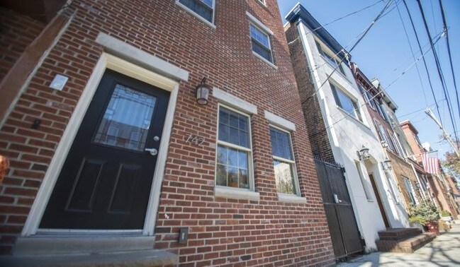 740-742 S 3rd St in Philadelphia, PA - Building Photo - Building Photo