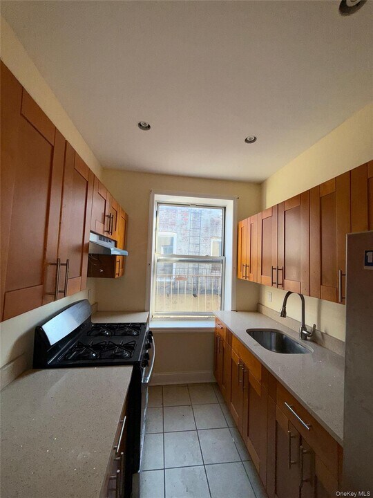 132 E 52nd St in Brooklyn, NY - Building Photo