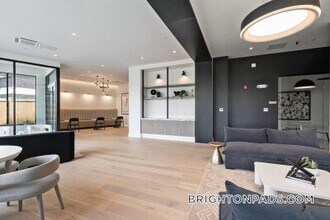 50 Leo M Birmingham Pkwy in Boston, MA - Foto de edificio - Building Photo