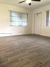 215 SW 10th St, Unit 0 in Hallandale Beach, FL - Building Photo - Building Photo