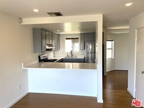 1083 1/2 W Kensington Rd in Los Angeles, CA - Building Photo - Building Photo