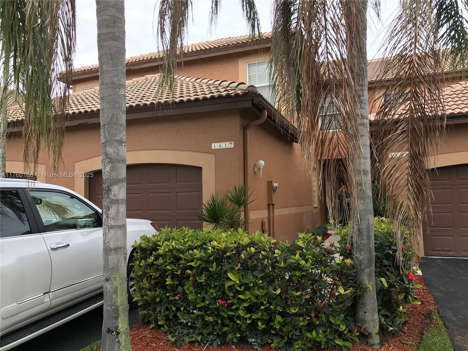 1417 Barcelona Way in Weston, FL - Building Photo