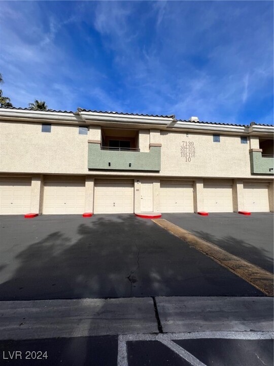 7139 S Durango Dr in Las Vegas, NV - Building Photo