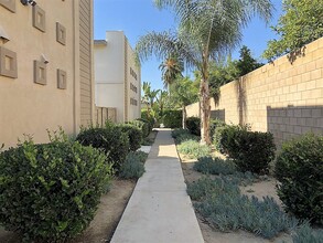 The Manor in Santa Ana, CA - Foto de edificio - Building Photo